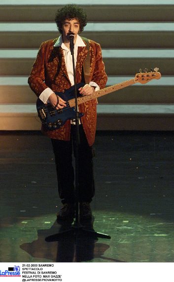 Con una giacca damascata