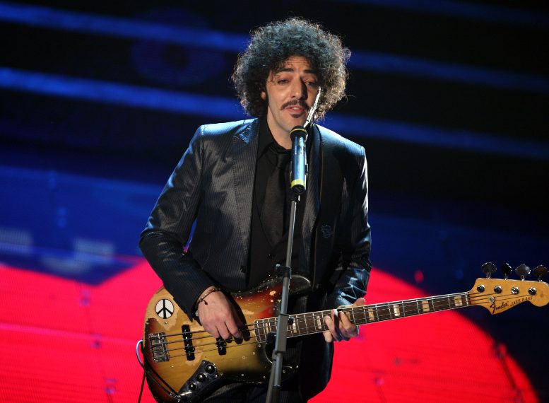 In un look total black