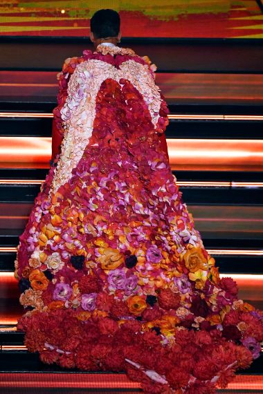 Fiorello imita Achille Lauro con il suo primo look