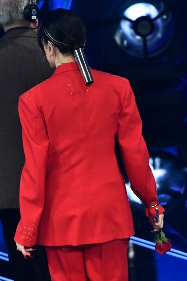 Il dettaglio della coda metallica di Arisa