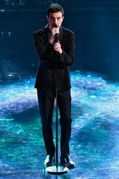 Elegantissimo nel suo smoking con giacca ricoperta di paillettes