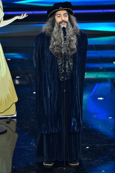 Il cantante sale sul palco impersonando Leonardo da Vinci con lungo abito sulle cui spalle è cucito con strass il nome del personaggio e il numero 11