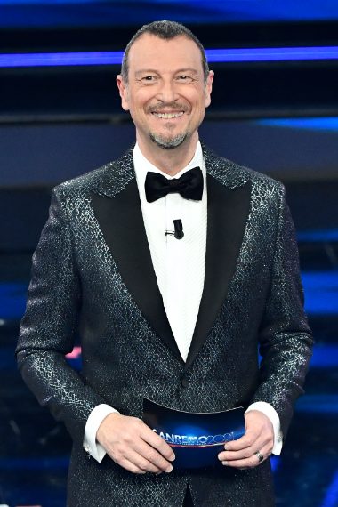 Cambio look per il conduttore che sceglie una nuova giacca scintillante