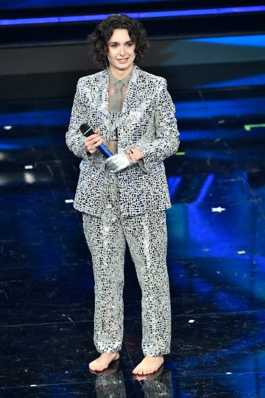 La cantante sale sul palco con abito specchiato e senza scarpe