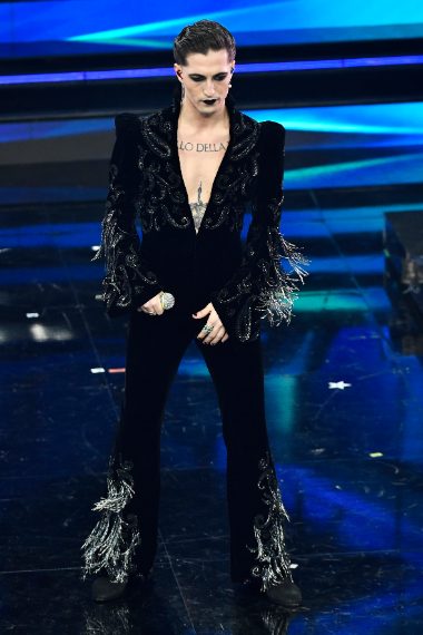 Completo di velluto con frange e spalline imponenti per il frontman del gruppo