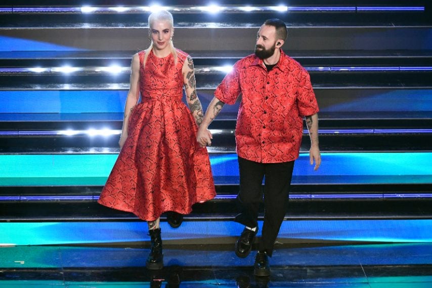 Il duo sceglie look coordinati con capi dalla stampa snake in total red