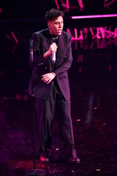 Il rapper indossa completo oversize gessato con giacca doppiopetto