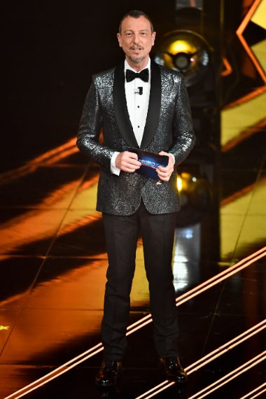 Il conduttore per la prima apparizione sceglie uno smoking con giacca argentata