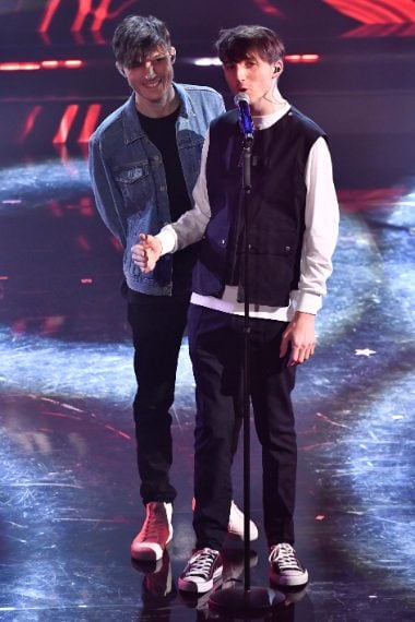 I due giovani cantanti scelgono look casual con capi in denim e snakers