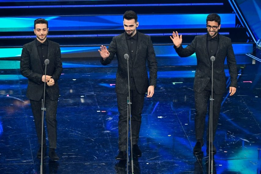 Tre completi in broccato total black per i componenti del trio