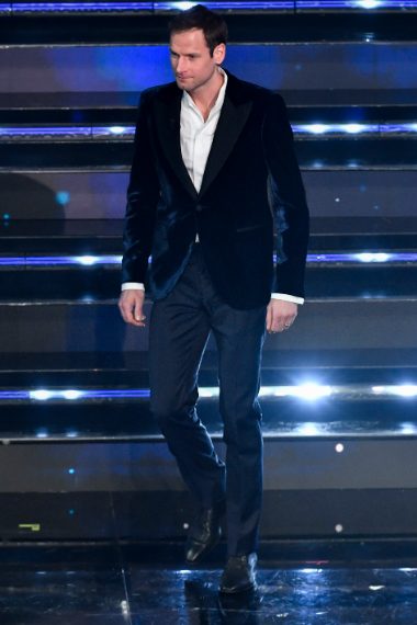 Giacca in velluto blu su camicia bianca indossata senza cravatta per lo sportivo