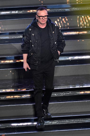 Il cantante veste da rapper sul palco di Sanremo con maxi bomber nero con applicazioni metalliche
