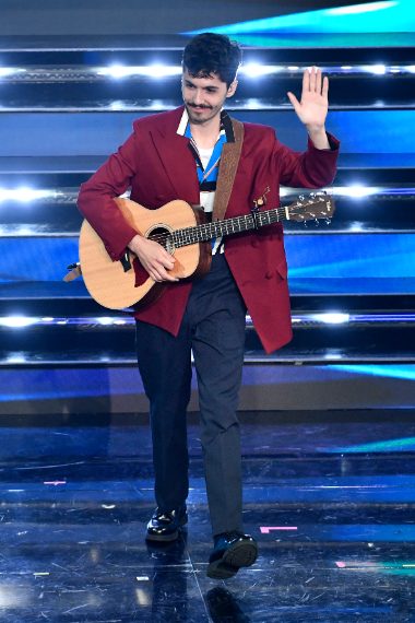 Fulminacci veste i capi disegnati su misura da Vaderetro a quattro mani con Tiny Idols