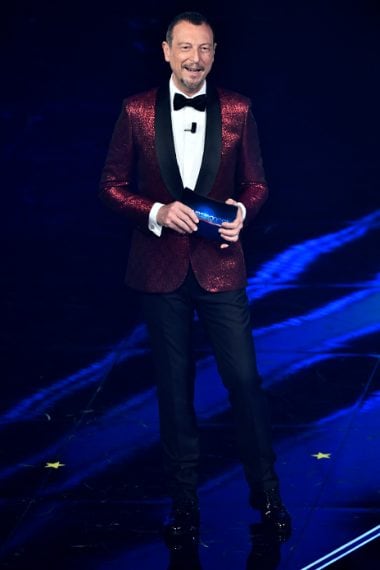 Luccicante giacca rossa per la terza serata di Sanremo