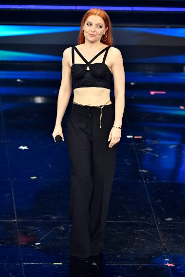 Noemi sceglie un top bustino che lascia la pancia nuda, body chain e pantaloni palazzo