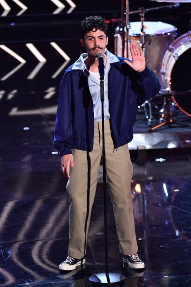 Il cantante indossa giacca bomber su pantaloni kaki