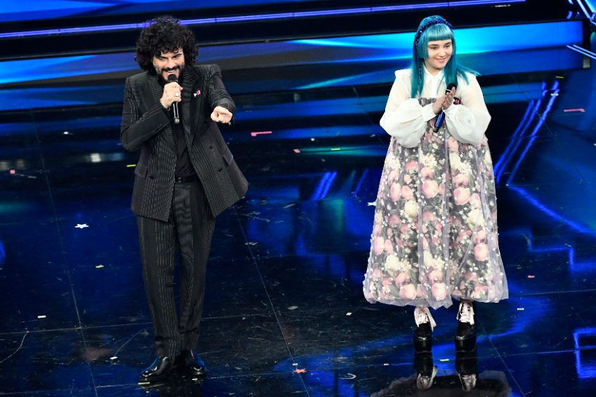 La vincitrice di X-Factor indossa un maxi abito a fiori