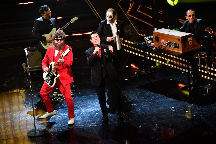 Smiking total red o in nero per i cantanti sul palco