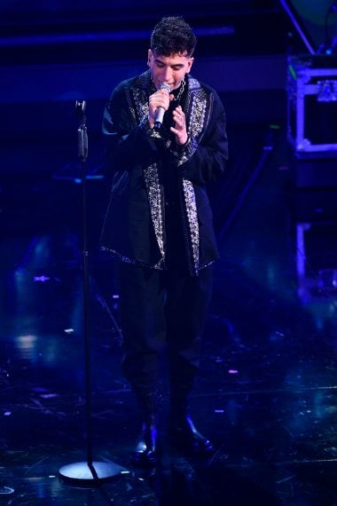 Il rapper sceglie una particolare giacca con rever gioiello