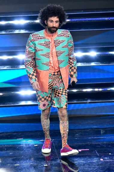 Il cantante con completo a stampa e bermuda