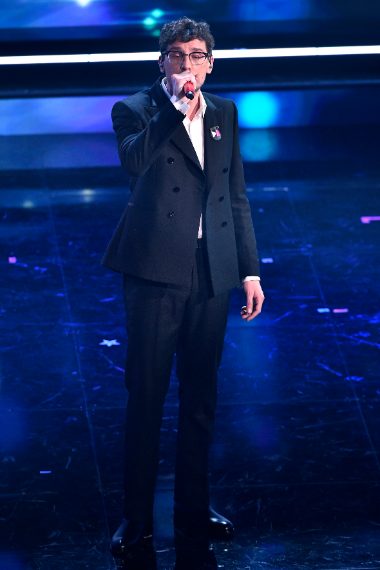 Doppiopetto per il cantante in questa terza serata