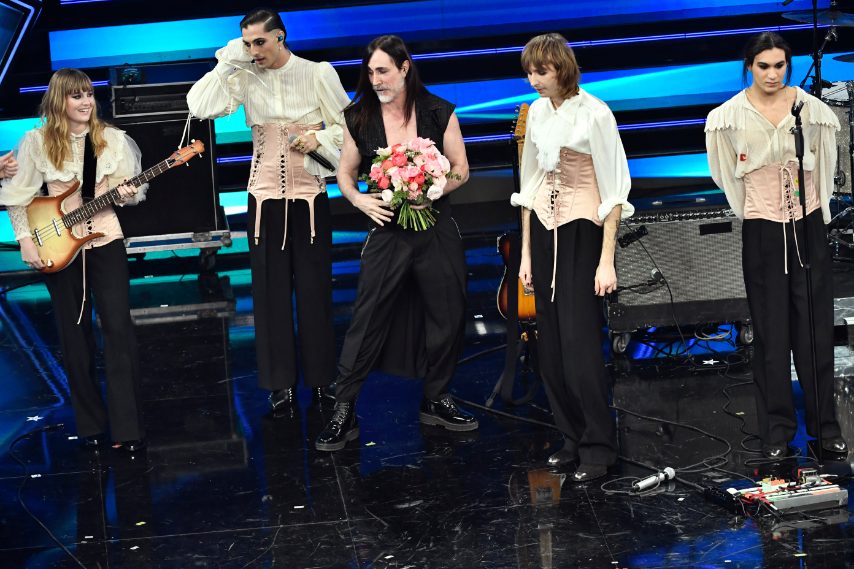 Corsetti e camicie dandy per i componenti del gruppo