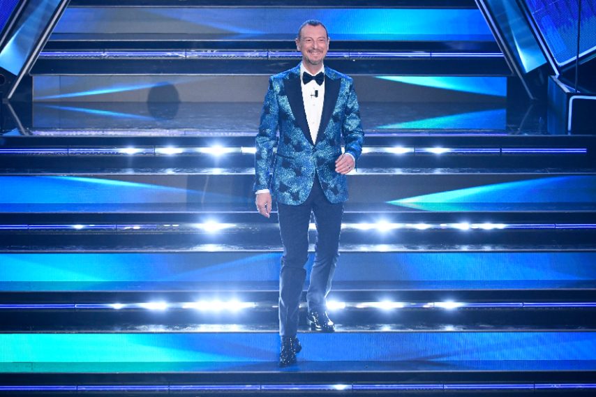 Il conduttore indossa una delle sue amate giacche luccicanti