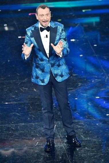 Il conduttore indossa una delle sue amate giacche luccicanti