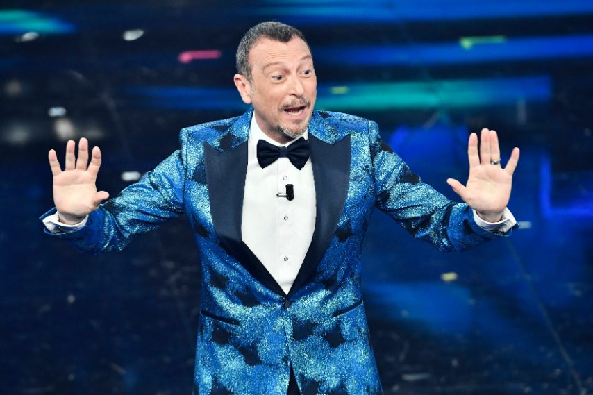 Il conduttore indossa una delle sue amate giacche luccicanti