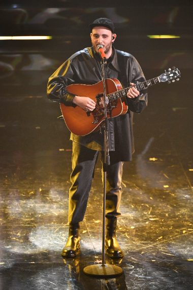 Camicia in pelle su pantaloni scuri per il cantante