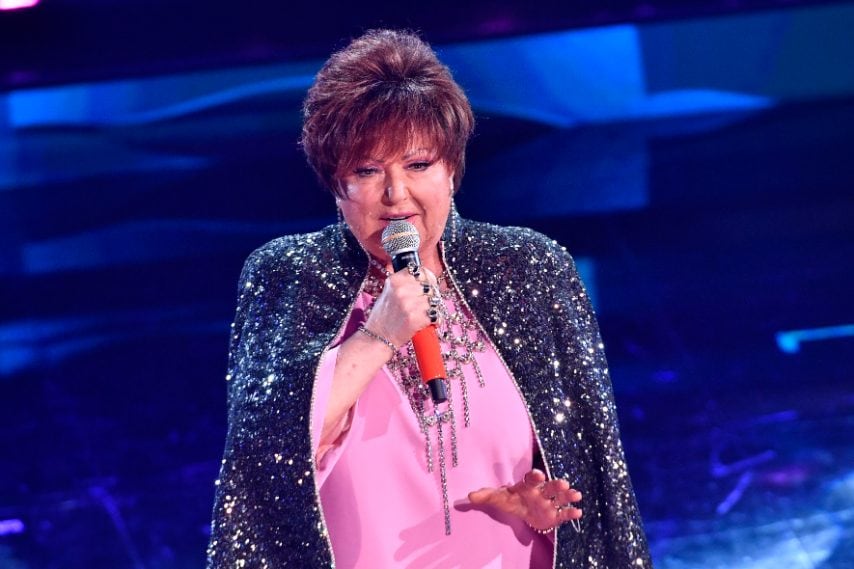 La cantante indossa anelli con il suo nome