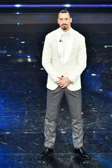 Il calciatore sceglie un abito spezzato per la quarta sera