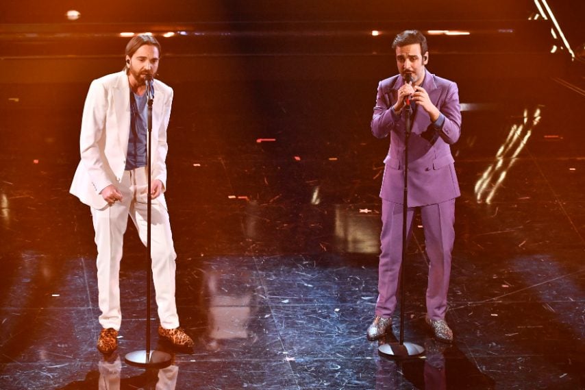 I due cantanti sceglono completi dai colori pastello e white