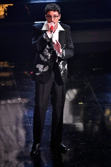 Il cantante indossa una giacca con ricamo floreale