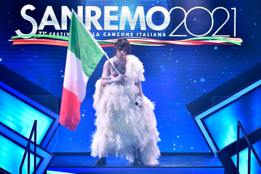 Vestito di piume bianco per il cantante nel suo quarto quadro