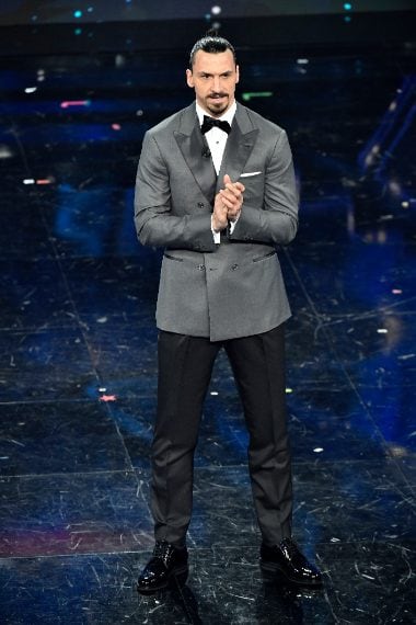 Il calciatore indossa uno smoking spezzato