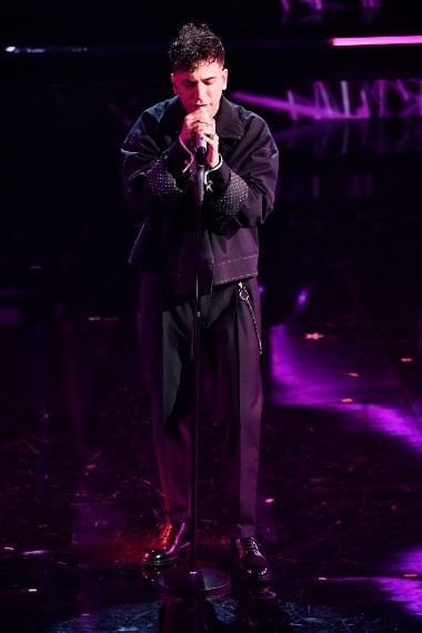 Il cantante sceglie una giacca oversize dalle cuciture in vista