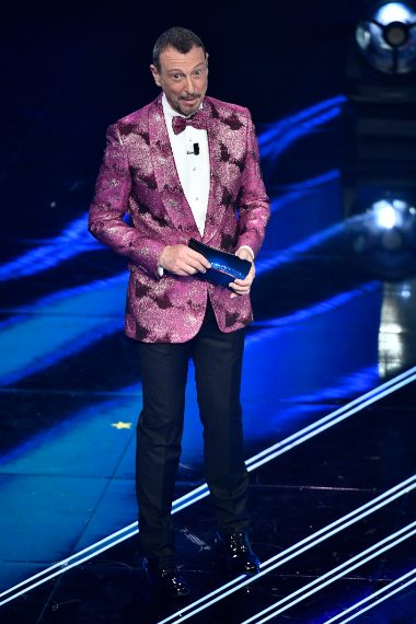 Per il cambio look il conduttore punta sulla giacca pink