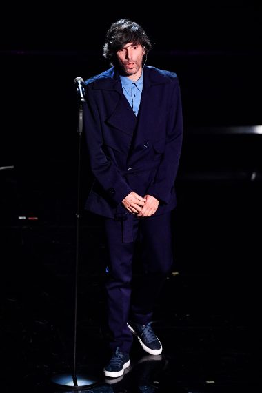 Blu oversize per il cantante