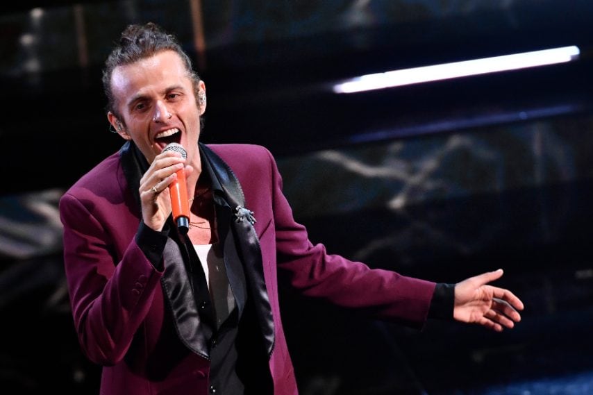 Completo bordeaux con i rever neri a contrasto