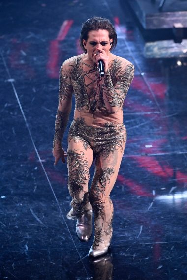 Tutine nude con ricami argentati e scarpe Giuseppe Zanotti