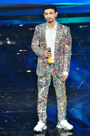 Abito con schizzi di colore per il giovane cantante