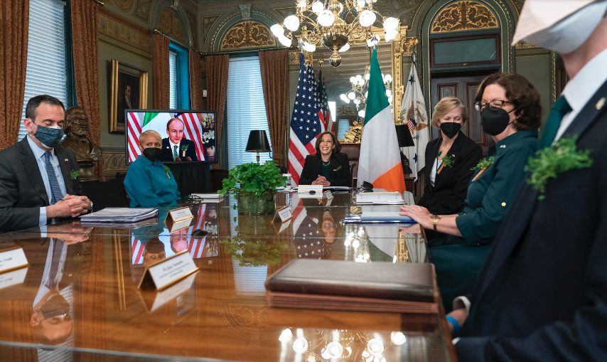 Sul tavolo il trifoglio simbolo del patrono di Irlanda