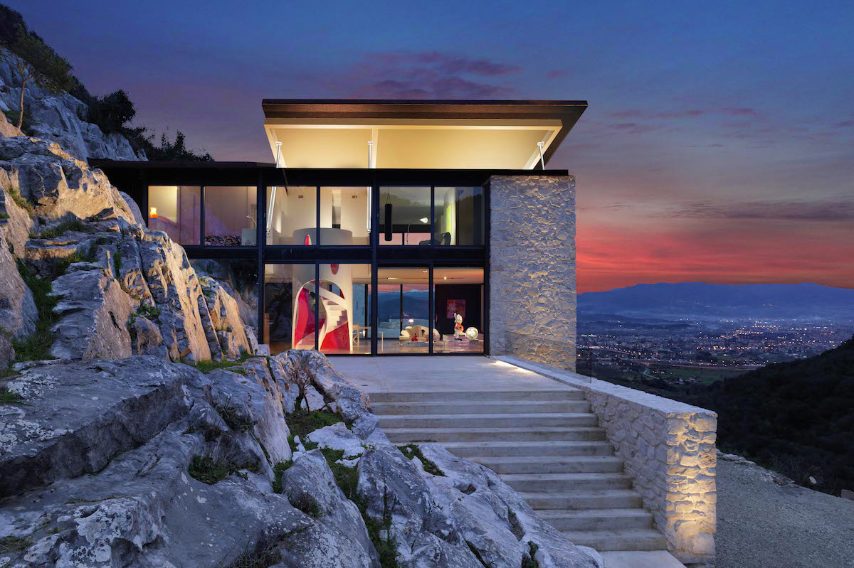 Villa Alibia è un’opera di design rivoluzionario con in nity pool e terrazza con vista sulla campagna toscana. I suoi ambienti, ricavati all’interno della roccia, possono accogliere  no a 12 ospiti. Dove si trova: Pozzuolo (Toscana)