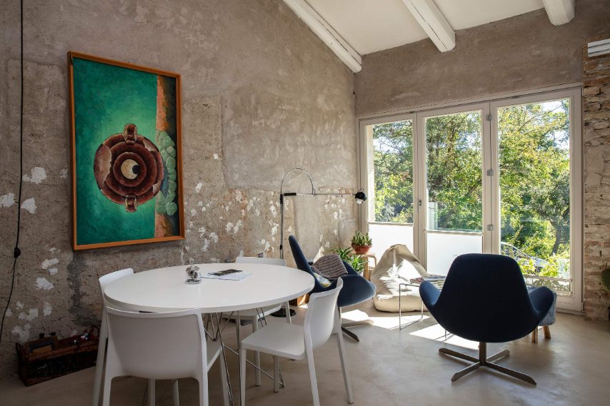 Villa Rostagni è un’ex cascina del 1834 nella campagna piemontese, circondata da vigneti e rinnovata in collaborazione con a igiani locali e con alcune tra le migliori aziende di design made in Italy. Dove si trova: Novello (Piemonte)