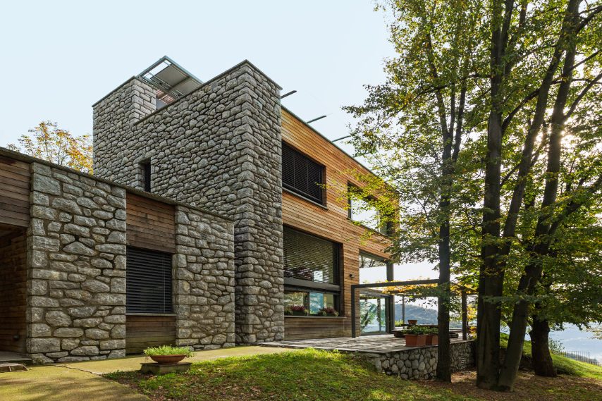 La natura diventa pa e integrante di Torre Perledo, una villa di lusso fuori Bellagio, tra le località di charme più amate d’Italia. Le ampie  nestre a nastro assicurano un’illuminazione naturale durante tu o il corso della giornata. Dove si trova: Perledo (Lombardia)