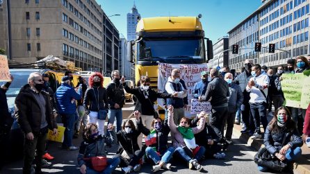 Protesta dei venditori ambulanti, bloccata la circolazione nei pressi della Stazione Centrale a Milano