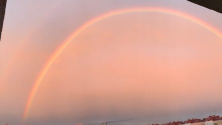 Milano, un bellissimo arcobaleno abbraccia la città