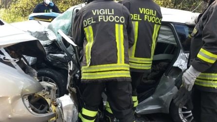 Paliano, scontro frontale tra due auto: un morto ed un ferito estratti dalle lamiere