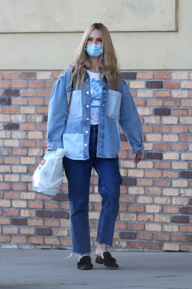 Lily James con jeans Mango